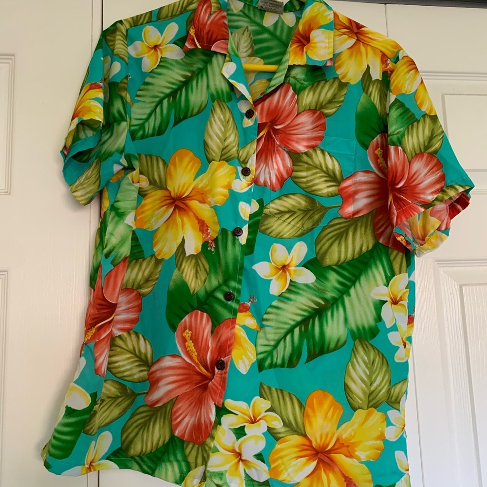 Women’s Hawaiian Shirt. Size M. Go Barefoot brand